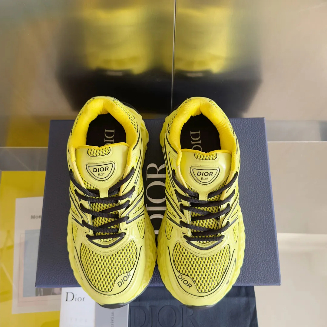 【DIOR】P:800💰 Men's 39-44. (Male 45.46 custom-made) Dior kawa Dior joint 2025ss casual sports shoes‼ ️ Reinterpret running shoes with dior’s haute couture style. b35 is made of fine-textured leather and mesh fabric materials. It can be worn in all seasons, is comfortable and breathable, and has many lines on the shoe body to outline details. It has a full retro three-dimensional feel and can create a casual look all year round!